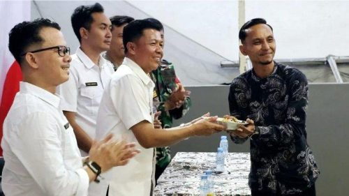 1Dani-Nurachaman-Syah-dilantik-jadi-Ketua-RW-10-oleh-Achmad-Nurhasan-Lurah-Rancabolang-Gede-Bage (1)