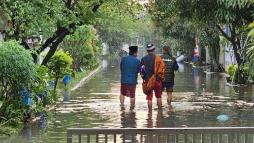 Warga-Kompleks-Bumi-Adipura-saat-menerjang-banjir-11111